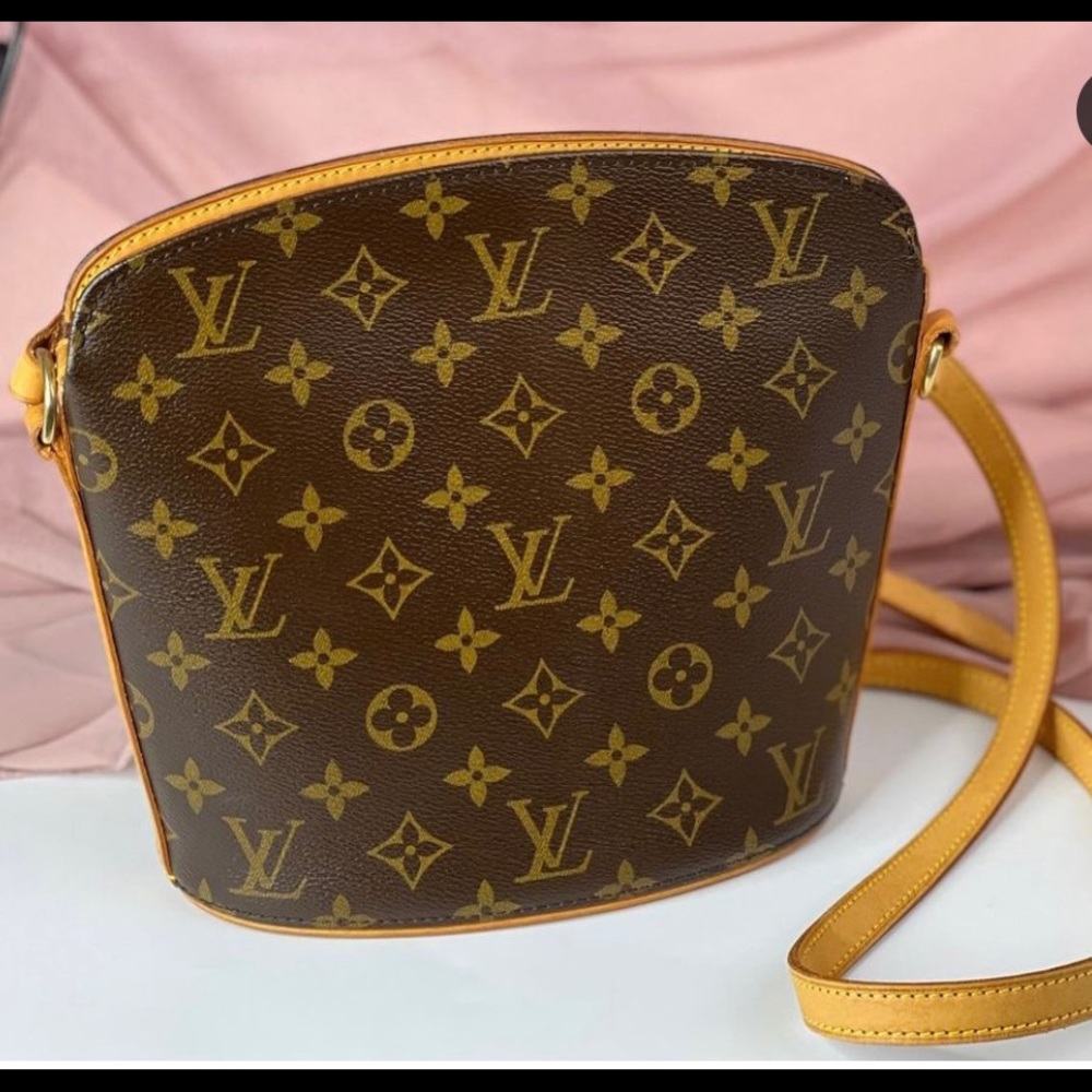 Authentic Louis Vuitton Drouot bag in excellent condition.